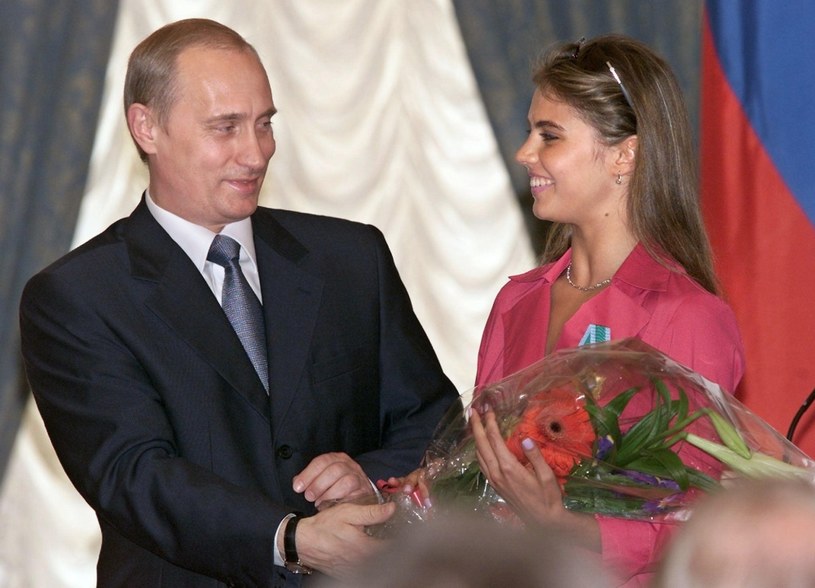 Prezydent Rosji Władimir Putin z Aliną Kabajewą, czerwiec 2001 /POOL/SERGEI CHIRIKOV /AFP