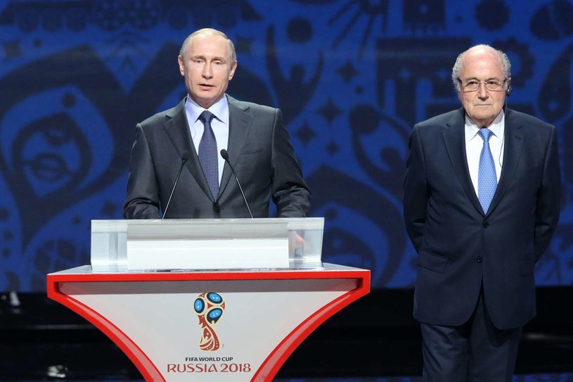 Prezydent Rosji Władimir Putin (z lewej) i szef FIFA Sepp Blatter /AFP