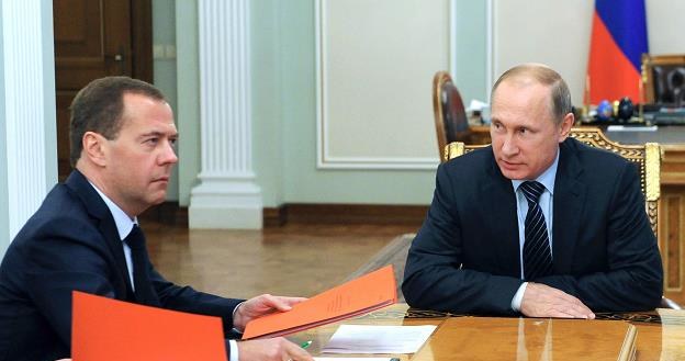 Prezydent Rosji Władymir Putin (P) i premier Dmitrij Miedwiediew (L) /AFP