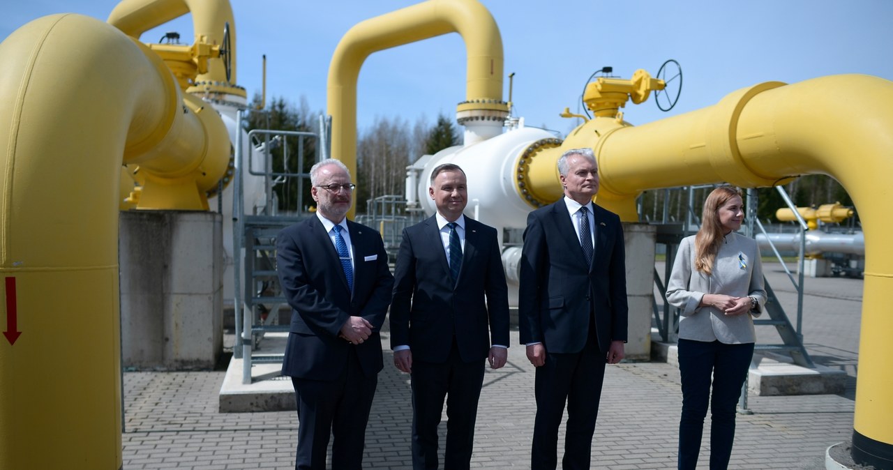Prezydent RP Andrzej Duda (2L), prezydent Litwy Gitanas Nauseda (2P), unijna komisarz ds. energii Kadri Simson (P) i prezydent Łotwy Egils Levits (L) podczas uroczystego otwarcia gazowego interkonektora Polska-Litwa /PAP