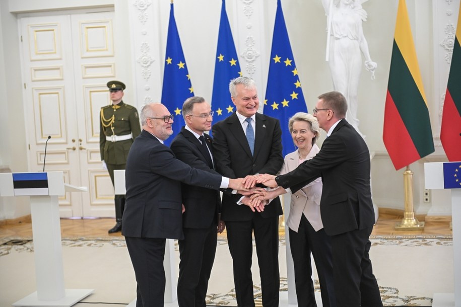 Prezydent RP Andrzej Duda (2L), prezydent Litwy Gitanas Nauseda (C), przewodnicząca Komisji Europejskiej Ursula von der Leyen (2P), prezydent Estonii Alar Karis (L) i prezydent Łotwy Edgars Rinkevics (P) podczas wspólnego oświadczenia dla mediów w Pałacu Prezydenckim w Wilnie