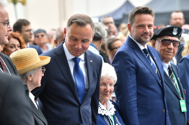 Prezydent RP Andrzej Duda (2L), prezydent Warszawy Rafał Trzaskowski (2P) i łączniczka w Powstaniu Warszawskim Zofia Czekalska „Sosenka” (C) /Radek Pietruszka /PAP