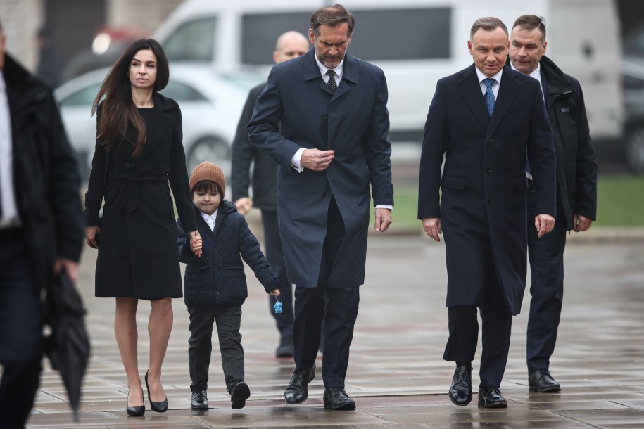 Prezydent RP Andrzej Duda (2P) i Marta Kaczyńska (L) w drodze do Krypty pod Wieżą Srebrnych Dzwonów na Wawelu /	Łukasz Gągulski /PAP