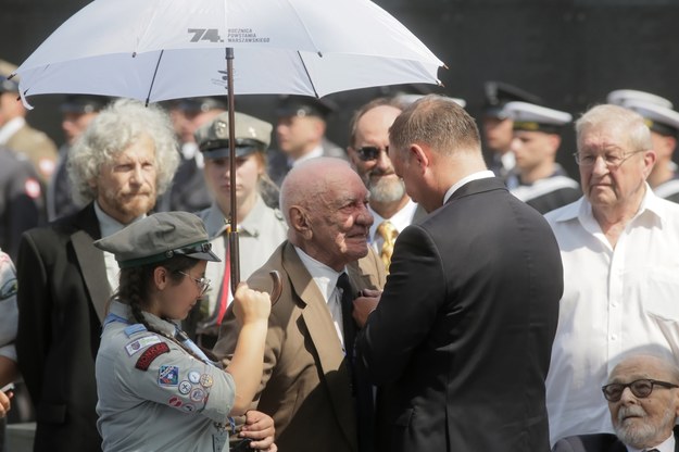 Prezydent RP Andrzej Duda (2P) odznacza Tadeusza Brodowskiego ps. "Abdank" (C) Krzyżem Orderu Krzyża Niepodległości /	Wojciech Olkuśnik /PAP