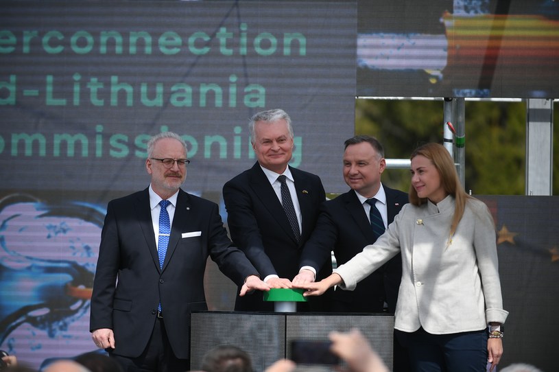 Prezydent RP Andrzej Duda (2P), prezydent Litwy Gitanas Nauseda (2L), unijna komisarz ds. energii Kadri Simson (P) i prezydent Łotwy Egils Levits (L) podczas uroczystego otwarcia gazowego interkonektora Polska-Litwa /PAP