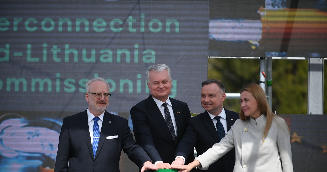 Prezydent RP Andrzej Duda (2P), prezydent Litwy Gitanas Nauseda (2L), unijna komisarz ds. energii Kadri Simson (P) i prezydent Łotwy Egils Levits (L) podczas uroczystego otwarcia gazowego interkonektora Polska-Litwa /PAP