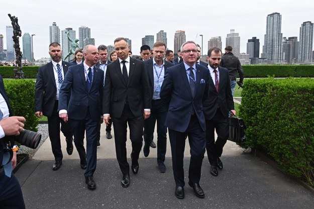 Prezydent RP Andrzej Duda (3L), szef Gabinetu Prezydenta Marcin Mastalerek (3P), Stały Przedstawiciel RP przy Narodach Zjednoczonych w Nowym Jorku Krzysztof Szczerski (2P), Szef Biura Polityki Międzynarodowej KPRP Mieszko Pawlak (P) i sekretarz stanu w KPRP Wojciech Kolarski (2L)