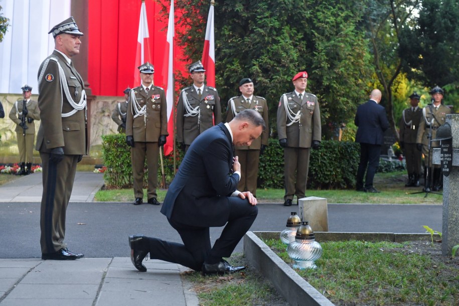 Prezydent RP Andrzej Duda (C) i dowódca Garnizonu Warszawa gen. bryg. Tomasz Dominikowski (L) podczas w Apelu Pamięci przed Pomnikiem Poległych w 1920 r. na Cmentarzu Wojskowym na Powązkach w Warszawie /Piotr Nowak /PAP