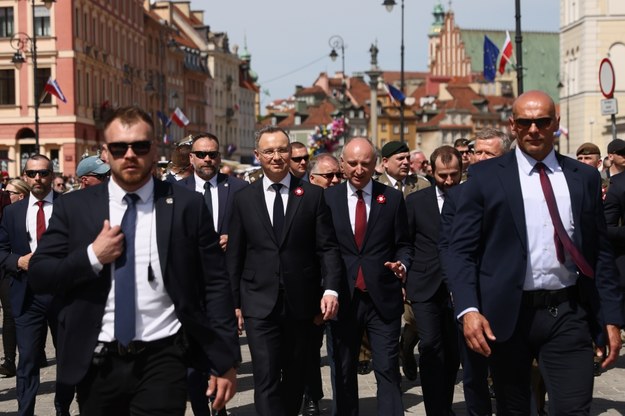 Prezydent RP Andrzej Duda (C) i sekretarz stanu w Kancelarii Prezydenta RP Wojciech Kolarski (C-2P) podczas przemarszu Krakowskim Przedmieściem w Warszawie /Leszek Szymański /PAP