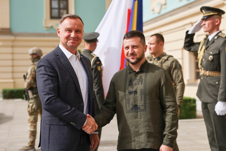 Prezydent RP Andrzej Duda (C-L) oraz prezydent Ukrainy Wołodymyr Zełenski podczas powitania przed rozpoczęciem spotkania w Kijowie. /Jakub Szymczuk / KPRP /PAP