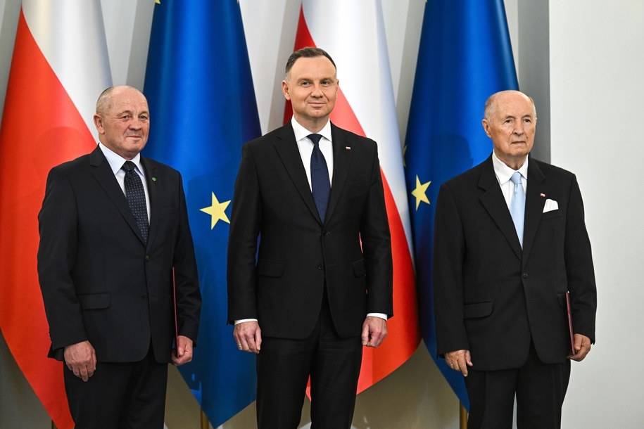 Prezydent RP Andrzej Duda (C) oraz powołany na stanowisko marszałka seniora Sejmu Marek Sawicki (L) i powołany na stanowisko marszałka seniora Senatu Michał Seweryński (P) w Pałacu Prezydenckim w Warszawie /Radek Pietruszka /PAP