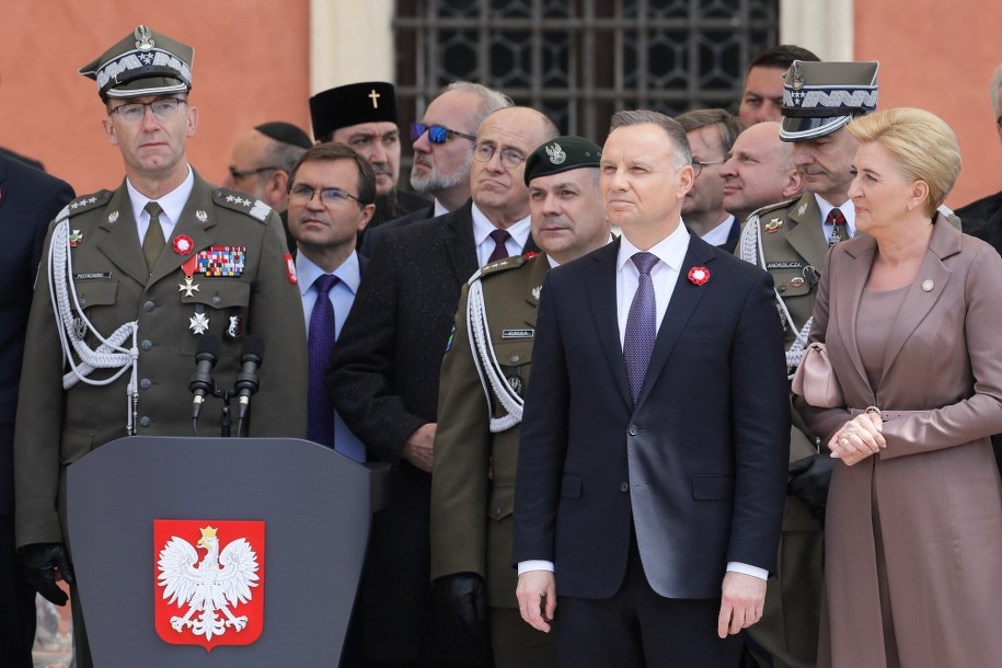 Prezydent RP Andrzej Duda (C), pierwsza dama RP Agata Kornhauser-Duda (P), minister spraw zagranicznych Zbigniew Rau (6L), Dowódca Operacyjny Rodzajów Sił Zbrojnych gen. Tomasz Piotrowski (L) oraz szef Sztabu Generalnego Wojska Polskiego gen. Rajmund Andrzejczak (2P) podczas uroczystości na Placu Zamkowym