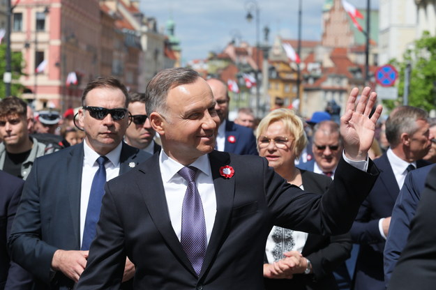 Prezydent RP Andrzej Duda (C) podczas przejścia do Pałacu Prezydenckiego po zakończeniu uroczystości na Placu Zamkowym / 	Paweł Supernak   /PAP