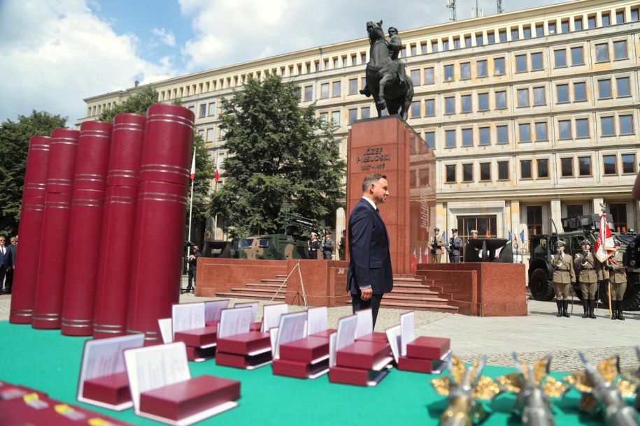 Prezydent RP Andrzej Duda (C) podczas uroczystość wręczenia nominacji generalskich oraz odznaczeń państwowychPrezydent RP Andrzej Duda (C) podczas uroczystość wręczenia nominacji generalskich oraz odznaczeń państwowych /Hanna Bardo /PAP
