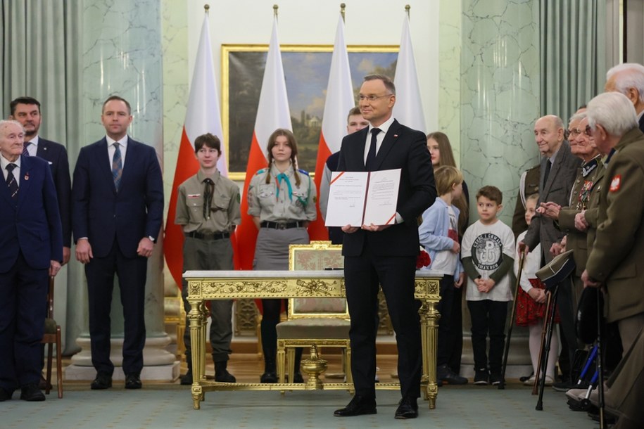 Prezydent RP Andrzej Duda (C), prezes Instytutu Pamięci Narodowej Karol Nawrocki (3L), szef Urzędu do Spraw Kombatantów i Osób Represjonowanych Lech Parell (2L) oraz prezes Zarządu Głównego Światowego Związku Żołnierzy Armii Krajowej Janusz Komorowski (L) podczas uroczystości podpisania przez prezydenta RP Ustawy o ustanowieniu Narodowego Dnia Pamięci Żołnierzy Armii Krajowej