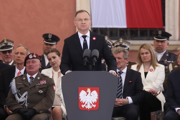 Prezydent RP Andrzej Duda (C) przemawia podczas uroczystości na placu Zamkowym w Warszawie /Leszek Szymański /PAP