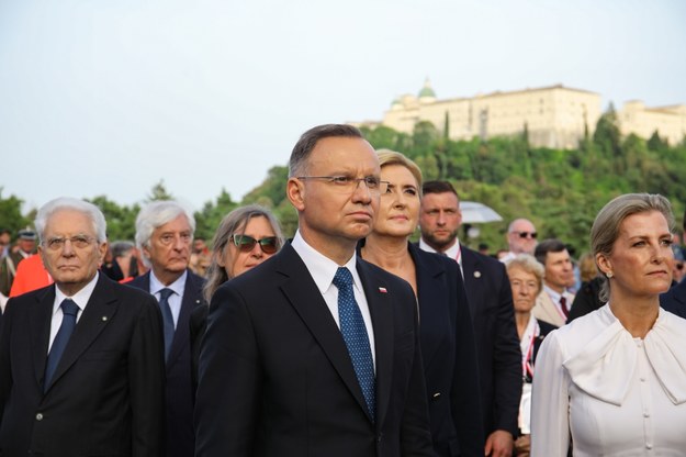 Prezydent RP Andrzej Duda (C-przód) oraz pierwsza dama Agata Kornhauser-Duda (C-tył) podczas uroczystości na Polskim Cmentarzu Wojennym pod Monte Cassino /Albert Zawada /PAP