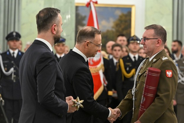 Prezydent RP Andrzej Duda (C), wicepremier, minister obrony narodowej Władysław Kosiniak-Kamysz (L) i oraz jeden z odznaczonych żołnierzy WP (P) podczas uroczystości wręczenia oficerom i funkcjonariuszom nominacji generalskich oraz admiralskiej /Radek Pietruszka /PAP