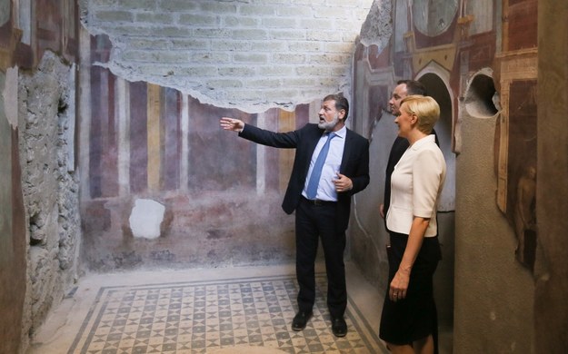 Prezydent RP Andrzej Duda (C) z małżonką Agatą Kornhauser-Dudą (P) oraz Dyrektor Generalny Zabytków Archeologicznych w Pompejach Massimo Osanna (L) zwiedzają Pompeje. /PAP/Paweł Supernak /PAP