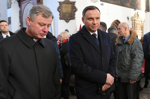 Prezydent RP Andrzej Duda i ks. Ireneusz Bradtke / 	Adam Warżawa    /PAP