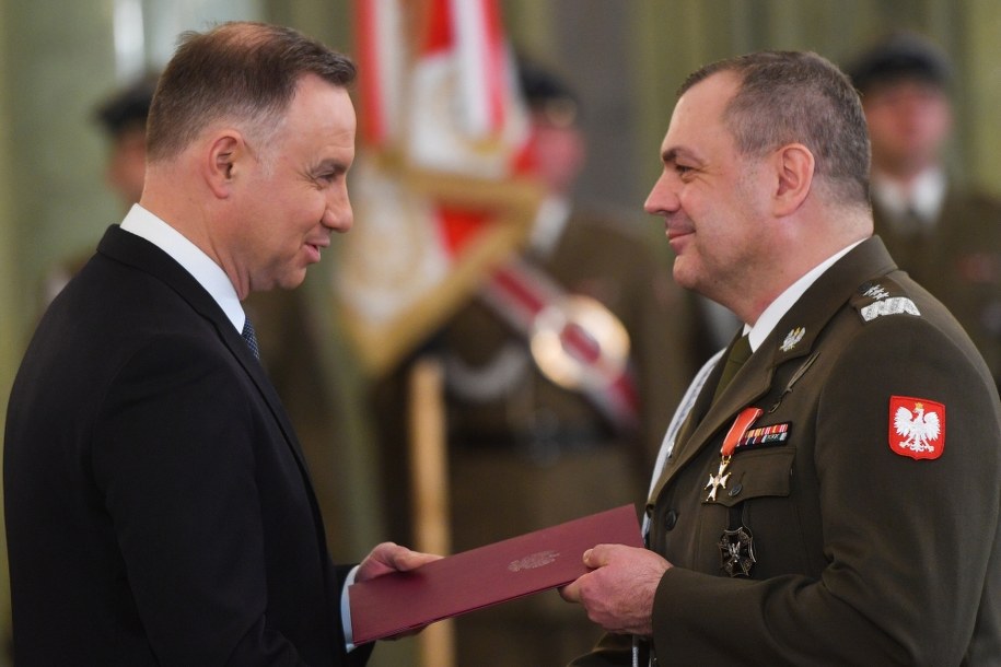 Prezydent RP Andrzej Duda i obejmujący stanowisko Dowódcy Generalnego Rodzajów Sił Zbrojnych gen. Wiesław Kukuła /Radek Pietruszka /PAP