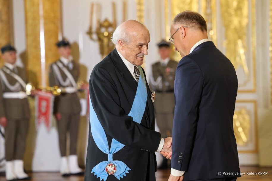 Prezydent RP Andrzej Duda i odznaczony Orderem Orła Białego, działacz opozycji demokratycznej z okresu PRL Jerzy Kropiwnicki podczas uroczystości wręczenia odznaczeń państwowych na Zamku Królewskim w Warszawie /Kancelaria Prezydenta /
