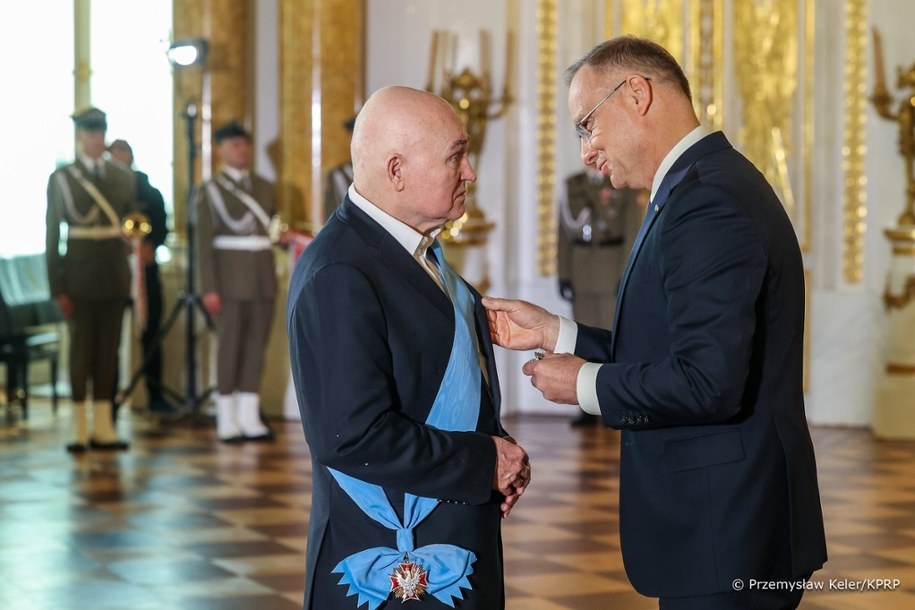Prezydent RP Andrzej Duda i odznaczony Orderem Orła Białego, rysownik, malarz i scenograf Janusz Kapusta podczas uroczystości wręczenia odznaczeń państwowych na Zamku Królewskim w Warszawie /Kancelaria Prezydenta /