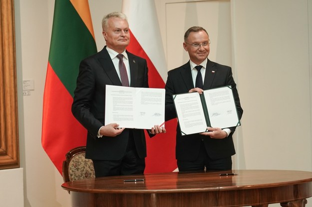 Prezydent RP Andrzej Duda i prezydent Litwy Gitanas Nauseda podczas ceremonii podpisania deklaracji o stosunkach dwustronnych w siedzibie Muzeum Narodowego w Lublinie /Karol Zienkiewicz /PAP