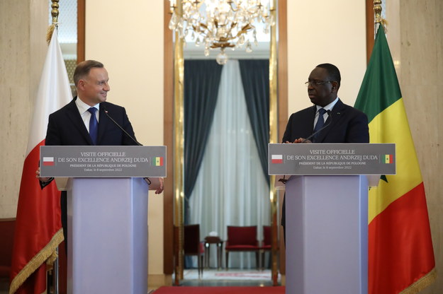 Prezydent RP Andrzej Duda i prezydent Republiki Senegalu Macky Sall podczas konferencji prasowej po spotkaniu w Pałacu Prezydenckim w Dakarze / 	Leszek Szymański    /PAP