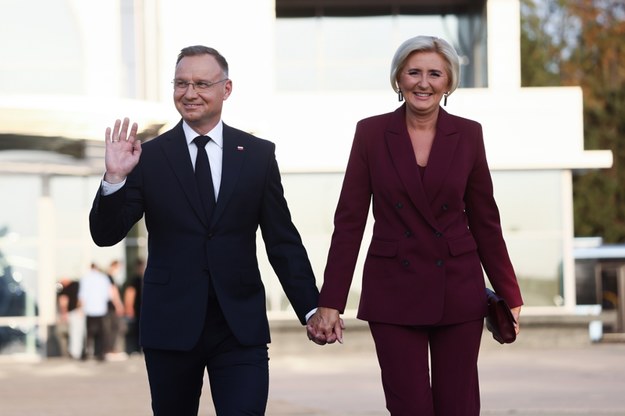 Prezydent RP Andrzej Duda (L) i pierwsza dama Agata Kornhauser-Duda (P) na lotnisku w Warszawie /	Leszek Szymański   /PAP