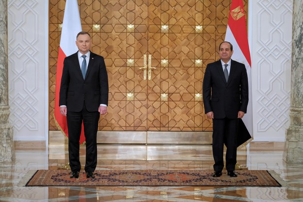 Prezydent RP Andrzej Duda (L) i prezydent Egiptu Abd al-Fattah as-Sisi (P) podczas ceremonii podpisania dokumentów w Pałacu Ittihadiya w Kairze /Mateusz Marek /PAP/EPA