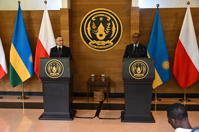 Prezydent RP Andrzej Duda (L) i prezydent Rwandy Paul Kagame (P) podczas konferencji prasowej w Kigali /Radosław Pietruszka /PAP