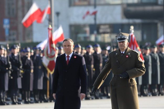 Prezydent RP Andrzej Duda (L) i szef Sztabu Generalnego WP generał Rajmund T. Andrzejczak (P) biorą udział w uroczystości na pl. Piłsudskiego w Warszawie /Rafał  Guz /PAP