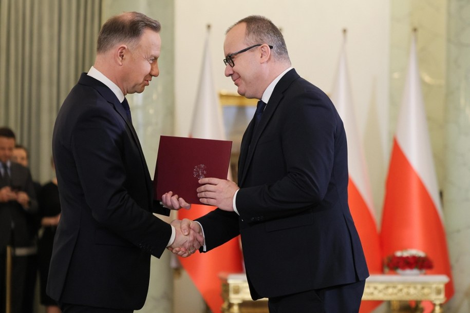 Prezydent RP Andrzej Duda (L) oraz minister sprawiedliwości Adam Bodnar (P) podczas uroczystości zaprzysiężenia kierowanego przez Donalda Tuska gabinetu w Pałacu Prezydenckim - 13 grudnia 2023 r. /Paweł Supernak /PAP