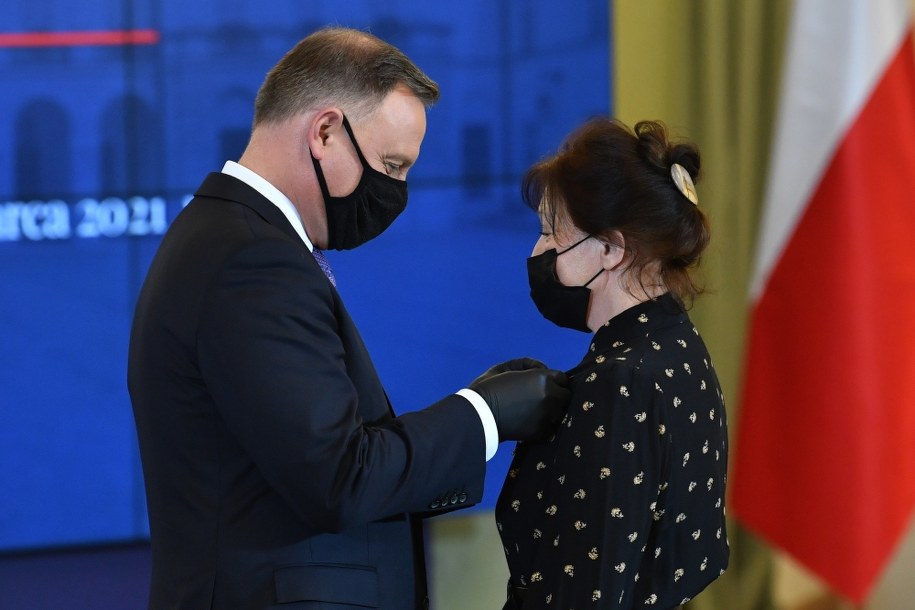 Prezydent RP Andrzej Duda (L) oraz odznaczona Krzyżem Oficerskim Orderu Odrodzenia Polski Alina Czerniakowska /Radek  Pietruszka /PAP