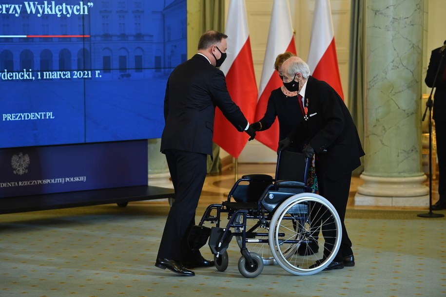 Prezydent RP Andrzej Duda (L) oraz odznaczony Krzyżem Kawalerskim Orderu Odrodzenia Polski Tadeusz Prus /Radek  Pietruszka /PAP