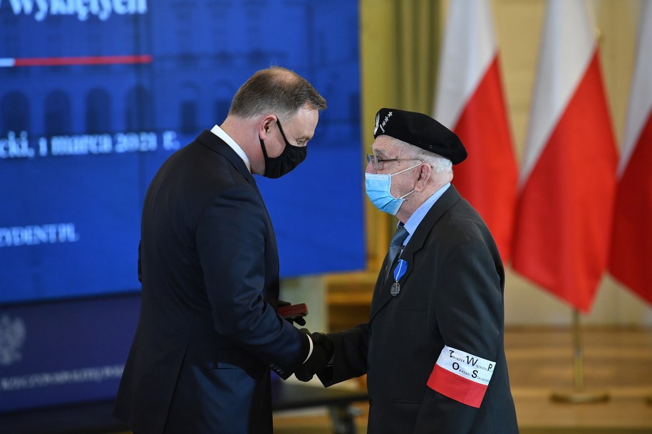 Prezydent RP Andrzej Duda (L) oraz odznaczony Medalem Stulecia Odzyskanej Niepodległości Jan Fidziński / 	Radek Pietruszka   /PAP