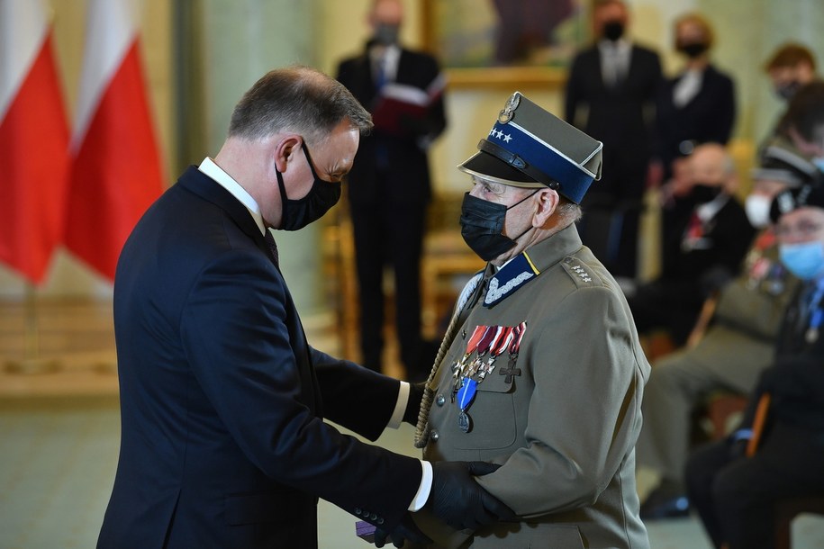 Prezydent RP Andrzej Duda (L) oraz odznaczony Medalem Stulecia Odzyskanej Niepodległości Edward Purkiewicz (P) /Radek  Pietruszka /PAP