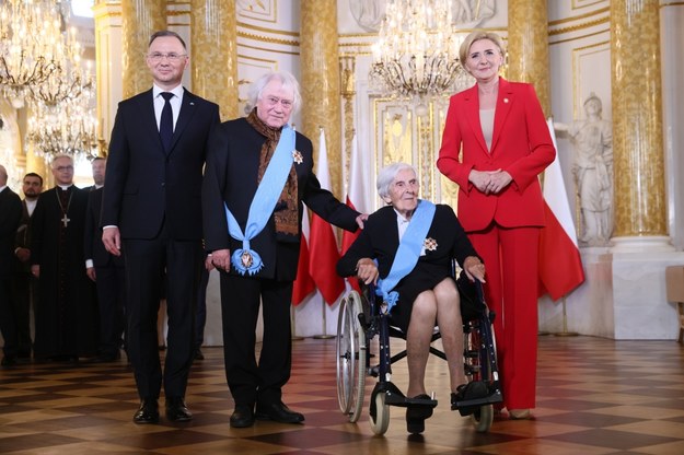 Prezydent RP Andrzej Duda (L), pierwsza dama RP Agata Kornhauser-Duda (P) oraz odznaczeni Orderem Orła Białego, dyrygent i pianista Jerzy Maksymiuk (2L) i językoznawczyni i badaczka literatury Jadwiga Puzynina (2P) /Leszek Szymański /PAP