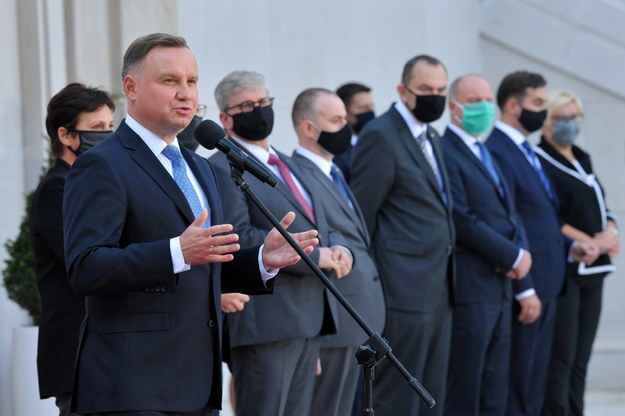 Prezydent RP Andrzej Duda (L) podczas uroczystości w Pałacu Prezydenckim w Warszawie / 	Radek Pietruszka   /PAP