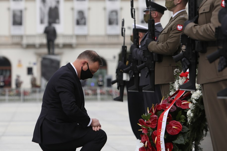 Prezydent RP Andrzej Duda (L) podczas uroczystości złożenia znicza pod Pomnikiem Ofiar Tragedii Smoleńskiej 2010 r. na pl. Piłsudskiego w Warszawie / 	Leszek Szymański    /PAP
