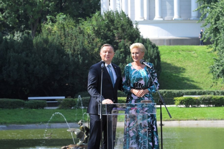 Prezydent RP Andrzej Duda (L) z małżonką Agatą Kornhauser-Dudą (P) podczas akcji "Narodowe Czytanie - Balladyna", 5 bm. w Ogrodzie Saskim w Warszawie / 	Radek Pietruszka   /PAP