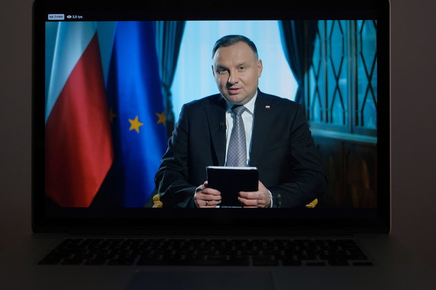 Prezydent RP Andrzej Duda (na ekranie) podczas sesji pytań i odpowiedzi - Q&A /Mateusz Marek /PAP