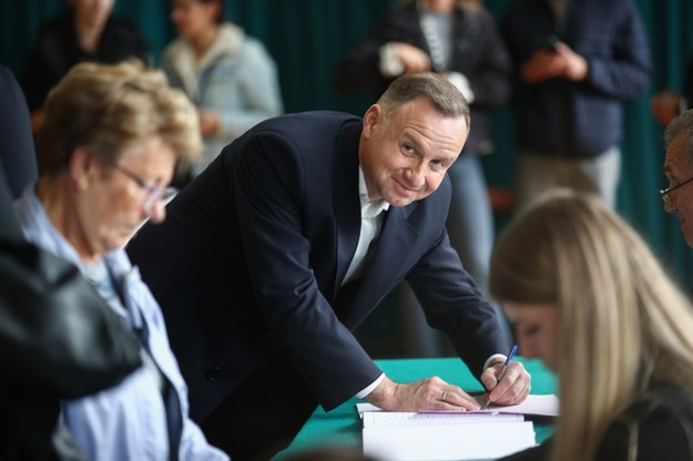 Prezydent RP Andrzej Duda oddał głos w lokalu wyborczym w Krakowie /	Łukasz Gągulski /PAP