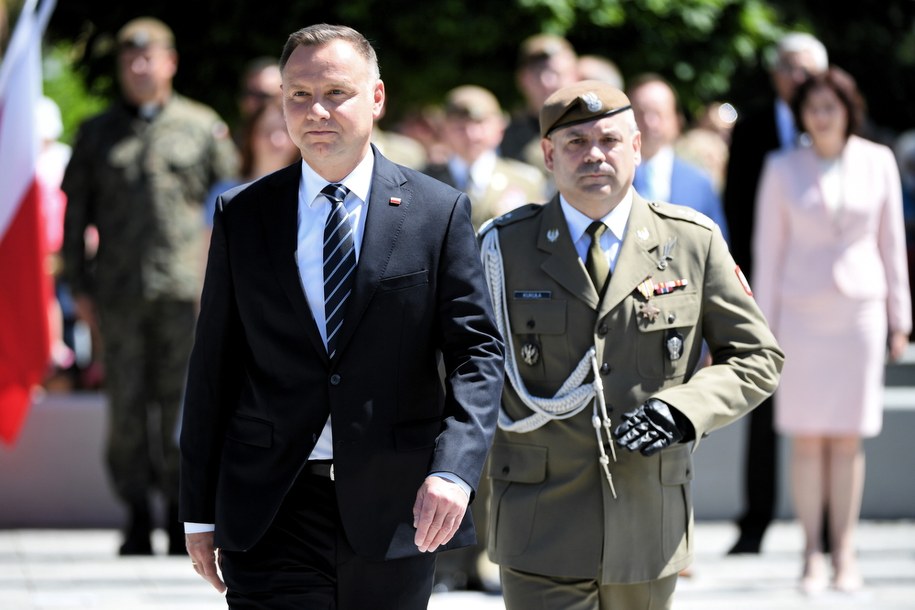Prezydent RP Andrzej Duda oraz dowódca Wojsk Obrony Terytorialnej generał dywizji Wiesław Kukuła podczas uroczystości złożenia przysięgi wojskowej przez żołnierzy 3. Podkarpackiej Brygady Obrony Terytorialnej w Nowej Dębie /Darek Delmanowicz /PAP