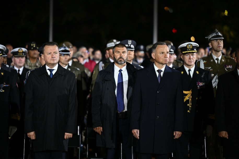 Prezydent RP Andrzej Duda oraz minister obrony narodowej RP Mariusz Błaszczak podczas uroczystości przed Pomnikiem Obrońców Wybrzeża na Westerplatte w Gdańsku. /Marcin Gadomski /PAP