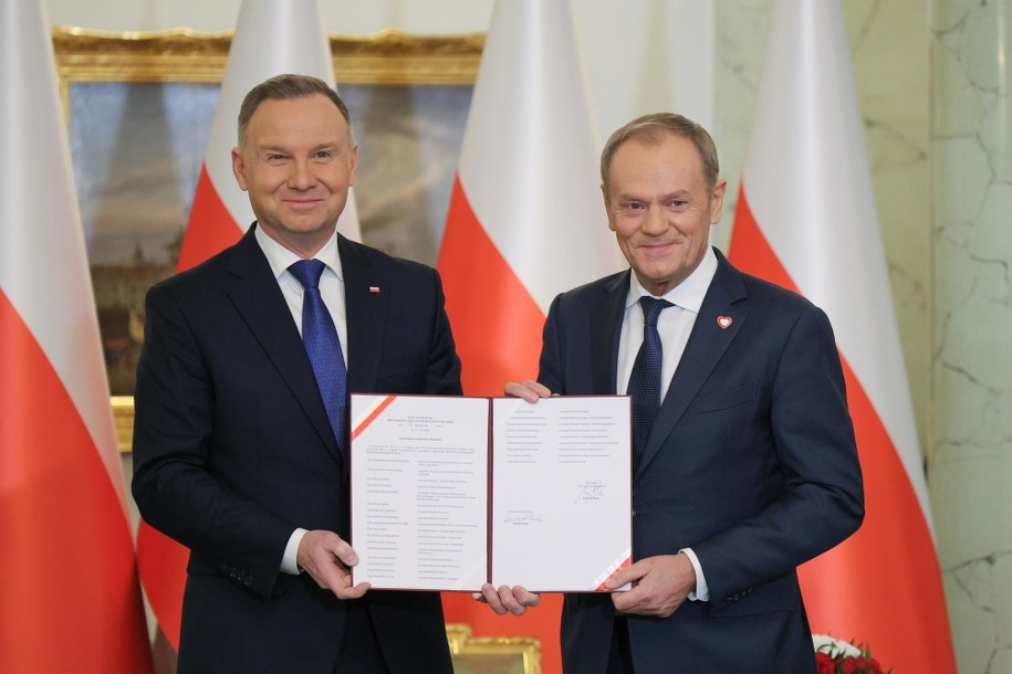 Prezydent RP Andrzej Duda oraz premier Donald Tusk podczas uroczystości zaprzysiężenia kierowanego przez Tuska gabinetu w Pałacu Prezydenckim w Warszawie, 13 grudnia 2023 rok. /Paweł Supernak /PAP