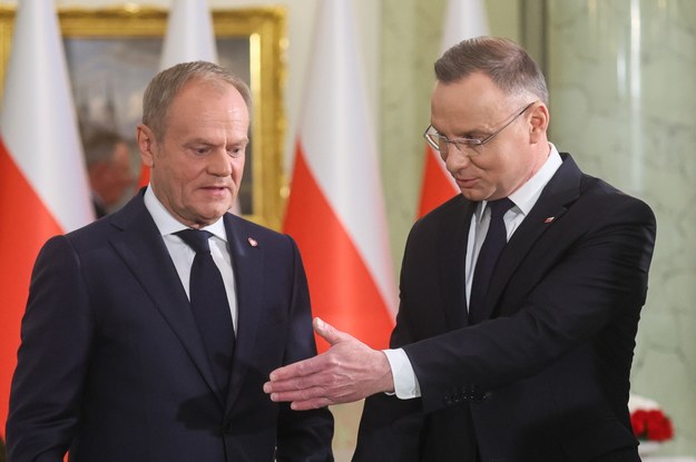 Prezydent RP Andrzej Duda (P) i premier Donald Tusk (L) podczas uroczystości powołania nowych członków Rady Ministrów / 	Leszek Szymański    /PAP