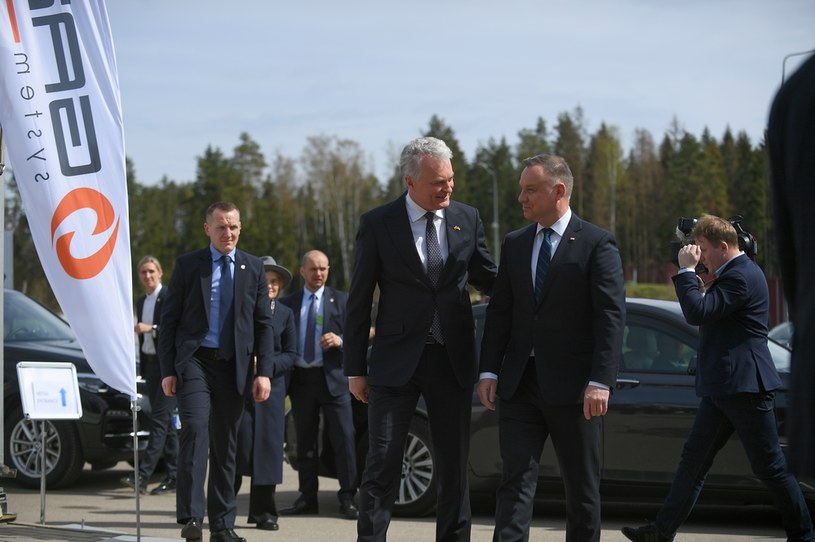 Prezydent RP Andrzej Duda (P) i prezydent Litwy Gitanas Nauseda (L) podczas powitania w Jauniunai /PAP