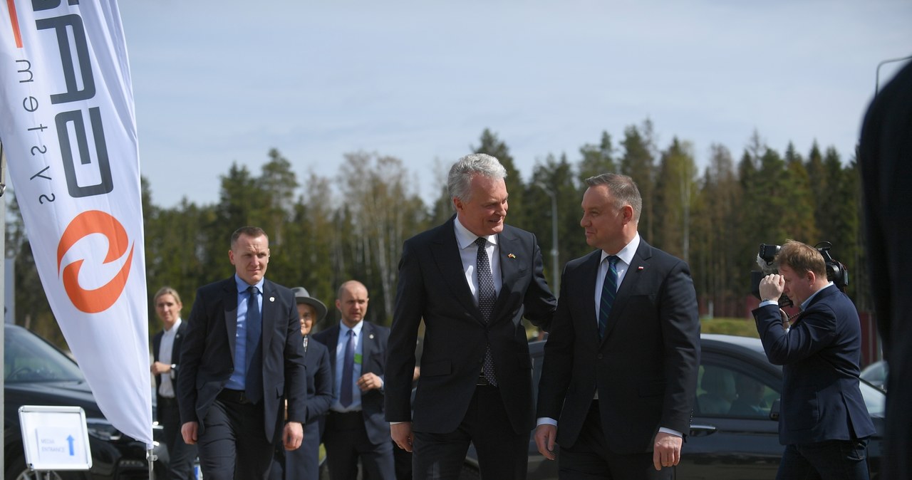Prezydent RP Andrzej Duda (P) i prezydent Litwy Gitanas Nauseda (L) podczas powitania w Jauniunai /PAP